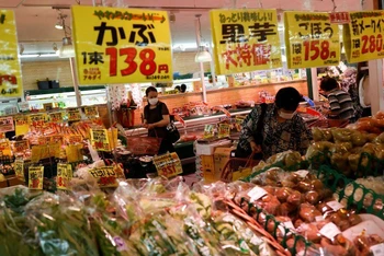 Người dân mua sắm tại một siêu thị ở Tokyo, ngày 21/6/2022. (Ảnh: Reuters)