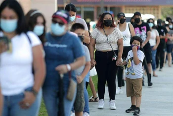Người dân xếp hàng chờ làm xét nghiệm Covid-19 tại California, Mỹ, ngày 12/8/2021. (Ảnh: Reuters)