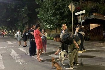 Cư dân thành phố Mexico City đã ra khỏi nhà sau khi xảy ra động đất. (Ảnh: Reuters)