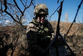 Một quân nhân Ukraine xuất hiện gần làng Travneve, Donetsk, Ukraine, ngày 21/2/2022. (Ảnh: Reuters)