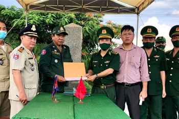 Lượng chức năng Campuchia và Đồn Biên phòng Cửa khẩu quốc tế Hà Tiên ký biên bản bàn giao tiếp nhận 226 công dân Việt Nam về nước.