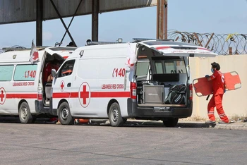 Nhân viên Hội Chữ thập đỏ Liban chuẩn bị cáng trong lúc đợi đồng nghiệp tiếp nhận thi thể của các nạn nhân sau vụ lật thuyền. (Ảnh: Reuters)