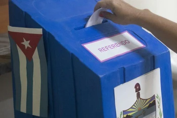 Bỏ phiếu trong cuộc trưng cầu ý dân về Bộ luật Gia đình mới ở Cuba. (Nguồn: Laprensalatina)