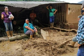 Con đường ngập trong bùn sau trận lũ quét tại Tovar, bang Merida, Venezuela, ngày 25/8/2021. (Ảnh: Reuters)