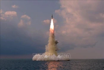 Một vụ phóng thử tên lửa đạn đạo kiểu mới từ tàu ngầm tại một địa điểm bí mật ở Triều Tiên. (Ảnh minh họa: AFP/TTXVN)