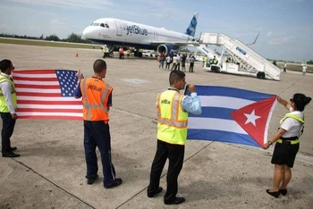 Nhân viên mặt đất cầm cờ Mỹ và Cuba đón chuyến bay thương mại đầu tiên giữa hai nước trong hơn 50 năm, tại Sân bay quốc tế Abel Santamaria của Cuba, ngày 31/8/2016. (Ảnh: Reuters)