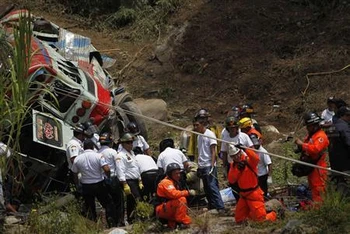 Xe rơi xuống vực sâu tại Guatemala khiến nhiều người thiệt mạng
