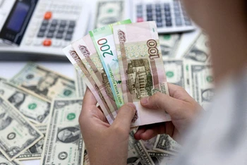 Tỷ giá đồng ruble so với đồng USD giảm xuống mức thấp nhất trong 3 tháng. (Ảnh: Reuters)