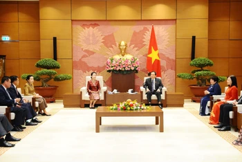 Phó Chủ tịch Thường trực Quốc hội Trần Thanh Mẫn tiếp bà Thoummaly Vongphachanh và Đoàn Ủy ban Văn hóa-Xã hội Lào. (Ảnh: TTXVN)
