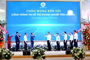 Lãnh đạo tỉnh Lào Cai và các đại biểu khai trương Cổng thông tin hỗ trợ doanh nghiệp ở địa phương.
