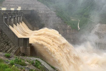 Thủy điện Sông Bung 4 tiếp tục vận hành điều tiết nước về hạ du.