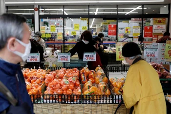 Người dân mua sắm trong siêu thị tại Tokyo, tháng 3/2020. (Ảnh: Reuters)