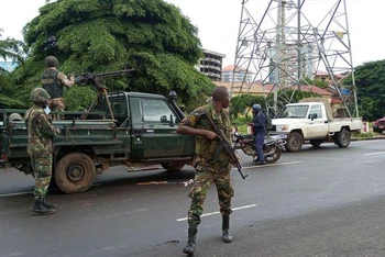 Quân đội canh gác tại thủ đô Conacry, Guinea, ngày 6/9/2021. (Ảnh: Reuters)