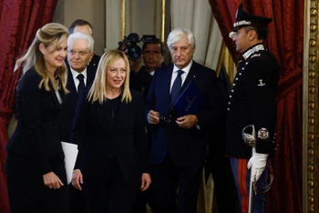 Thủ tướng Giorgia Meloni và Tổng thống Sergio Mattarella dự lễ tuyên thệ tại Phủ Tổng thống tại Rome, ngày 22/10. (Ảnh: Reuters)