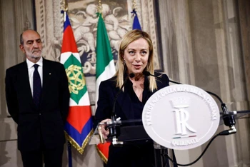 Thủ tướng Giorgia Meloni phát biểu trước truyền thông sau khi gặp Tổng thống Sergio Mattarella tại Cung điện Quirinale ở Rome, ngày 21/10/2020. (Ảnh: Reuters)