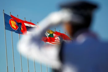 Cờ của các quốc gia Đông Nam Á tại Trung tâm Hội nghị quốc tế Myanmar tại Naypyitaw, tháng 11/2014. (Ảnh: Reuters)