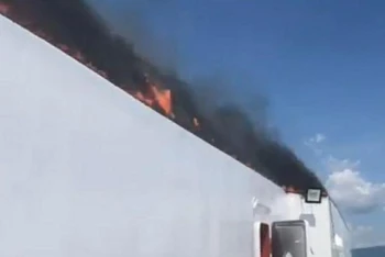 Vụ hỏa hoạn xảy ra trên tàu Shantika Lestari, ngoài khơi tỉnh Đông Nusa Tenggara. (Ảnh: news.detik.com)