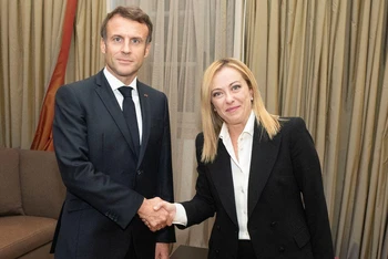 Thủ tướng Italia Giorgia Meloni bắt tay Tổng thống Pháp Emmanuel Macron trong cuộc gặp tại Rome, Italia, ngày 23/10/2022. (Ảnh: Reuters)