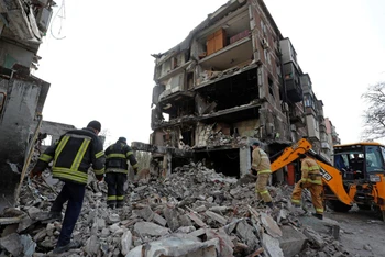 Lực lượng cứu nạn làm việc tại tòa chung cư bị hư hại ở thành phố Mariupol, Ukraine, ngày 19/4/2022. (Ảnh: Reuters)