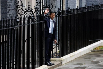 Thủ tướng Anh Rishi Sunak vẫy tay bên ngoài nhà số 10 trên phố Downing, London, ngày 25/10/2022. (Ảnh: Reuters)