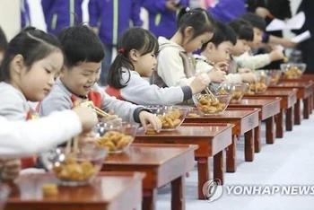 Trẻ em tham gia Lễ hội Đũa tại Cheongju, Hàn Quốc, năm 2016. (Ảnh: Yonhap)