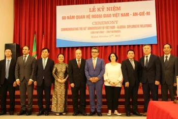 Đại sứ Nguyễn Phương Nga, Thứ trưởng Lê Quang Hùng, Ngài Abdelhamid Boubazine, Ngài Saadi Salama và đại diện đại sứ quán của một số nước chụp ảnh lưu niệm.