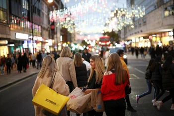 Người dân mua sắm trên đường Oxford, London, Anh, ngày 13/11/2021. (Ảnh: Reuters)