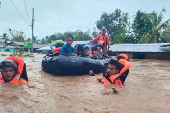 Lực lượng bảo vệ bờ biển Philippines sơ tán người dân sau khi nước lũ tràn vào nhà dân tại tỉnh Maguindanao, ngày 28/10. (Ảnh: Lực lượng bảo vệ bờ biển Philippines)