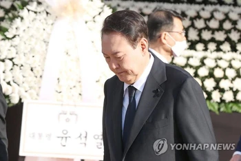 Tổng thống Yoon Suk Yeol đứng trước bàn tưởng niệm các nạn nhân được đặt tại Seoul Plaza, ngày 31/10. (Ảnh: Yonhap)