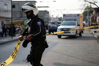 Cảnh sát phong tỏa hiện trường một cảnh sát thiệt mạng trong lúc làm nhiệm vụ tại tỉnh Guayaquil, ngày 1/11. (Ảnh: Reuters)