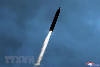 Một vụ phóng thử tên lửa đạn đạo trong cuộc tập trận chiến thuật của quân đội nhân dân Triều Tiên. (Ảnh: KCNA/TTXVN)