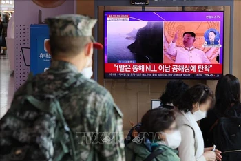 Truyền hình Hàn Quốc đưa tin về vụ phóng tên lửa đạn đạo tầm ngắn của Triều Tiên về vùng biển phía đông bán đảo Triều Tiên, ngày 2/11/2022. (Ảnh: YONHAP/TTXVN)