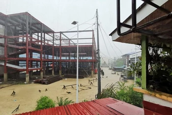 Nước lũ do bão nhiệt đới Nalgae ở Boac, tỉnh Marinduque, Philippines, ngày 29/10. (Ảnh: Reuters)