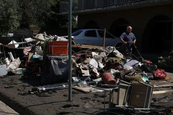 Người dân tại Maribyrnong, ngoại ô Melbourne, Australia, dọn dẹp nhà cửa sau khi bị ngập nghiêm trọng, ngày 17/10. (Ảnh: Reuters)