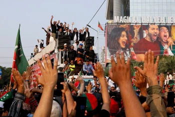 Ông Imran Khan cùng người ủng hộ ông trong cuộc tuần hành tại thành phố Lahore, ngày 28/10. (Ảnh: Reuters)