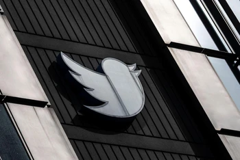 Biểu trưng của Twitter tại trụ sở ở thành phố San Francisco, bang California, Mỹ, ngày 28/10. (Ảnh: Reuters)