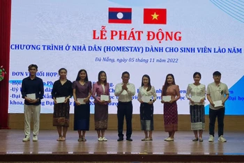 Chủ tịch UBND quận Sơn Trà trao kinh phí hỗ trợ sinh hoạt cho sinh viên Lào.