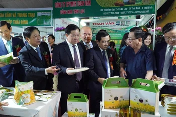 Lãnh đạo tỉnh Thái Bình gặp gỡ, trao đổi với các doanh nghiệp tham gia Hội chợ.