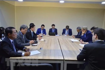 Bộ trưởng Tài nguyên và Môi trường Trần Hồng Hà làm việc với Đặc phái viên của Tổng thống Mỹ về biến đổi khí hậu John Kerry. (Ảnh: Nguyễn Trường/TTXVN)