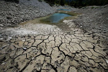 Bờ hồ Le Broc tại Pháp khô nứt nẻ trong đợt hạn hán lịch sử, ngày 5/8/2022. (Ảnh: Reuters)