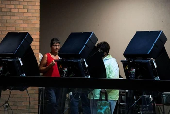 Cử tri bỏ phiếu sớm tại El Paso, bang Texas, ngày 24/10/2022. (Ảnh: Reuters)
