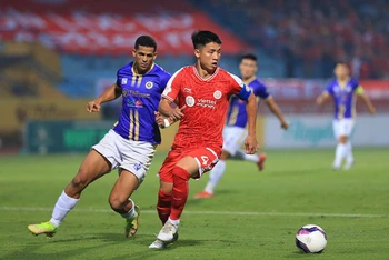 Pha tranh bóng giữa cầu thủ Hà Nội FC (áo tím) và Viettel (Ảnh: VPF).