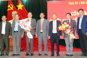Lãnh đạo tỉnh Lâm Đồng chúc mừng tân Bí thư Thành ủy và Chủ tịch Ủy ban nhân dân TP Bảo Lộc. (Ảnh: Báo Lâm Đồng)