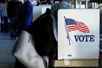 Cử tri Mỹ bỏ phiếu tại bang Oklahoma, ngày 30/10/2022. (Ảnh: Reuters)