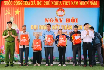 Thứ trưởng Nguyễn Duy Ngọc trao nhiều phần quà ý nghĩa cho bà con xóm Lâm Phú.
