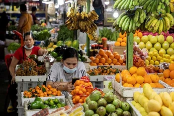 Một khu chợ tại TP Quezon, Philippines, ngày 2/5/2021. (Ảnh: Reuters)