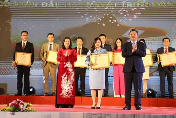 Lãnh đạo thành phố Hà Nội trao Giấy chứng nhận Sản phẩm công nghiệp chủ lực cho các doanh nghiệp.