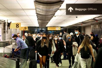 Hành khách đeo khẩu trang khi tới sân bay tại Denver, bang Colorado, Mỹ, tháng 11/2020. (Ảnh: Reuters)
