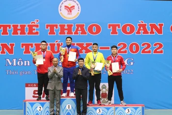 Ban Tổ chức trao huy chương cho các vận động viên.