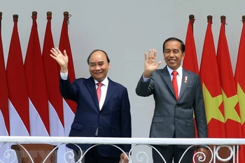Chủ tịch nước Nguyễn Xuân Phúc và Tổng thống nước Cộng hòa Indonesia Joko Widodo. (Ảnh: TTXVN)